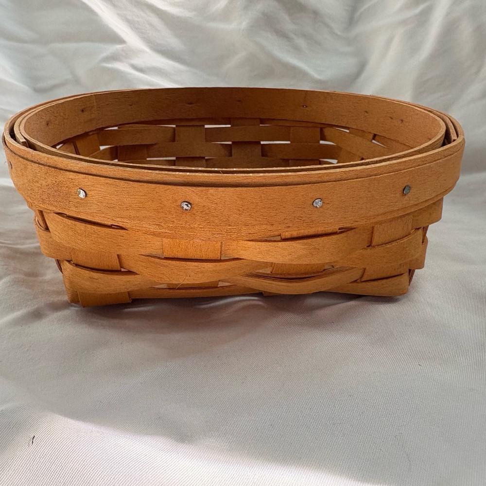 Longaberger 2001 Handcrafted Round Woven Basket Square base